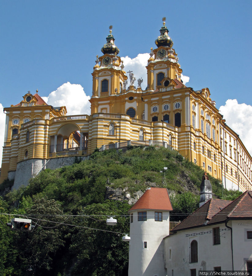 Красивейшее аббатство сразу предстало над нами во всей красе ( над, а не пред... я не ошибся) Мельк, Австрия