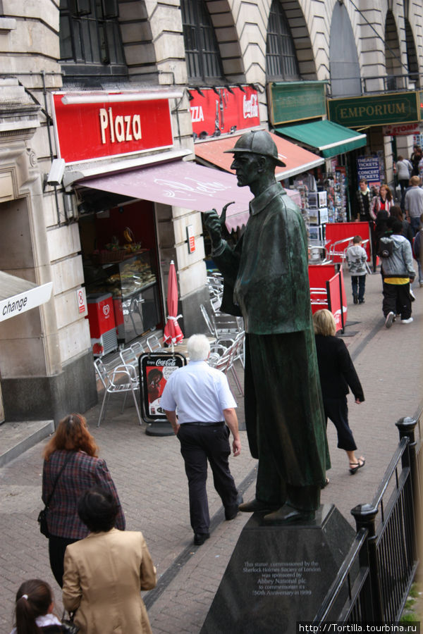 Лондон. Памятник Шерлоку Золмсу около Бейкр-стрит Лондон, Великобритания