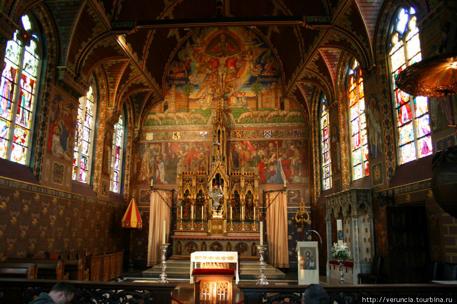 Интерьер базилики Крови Христовой Брюгге, Бельгия