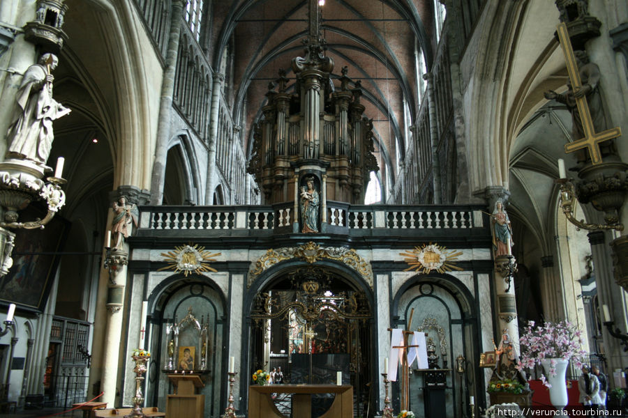 Интерьер церкви Богоматери Брюгге, Бельгия
