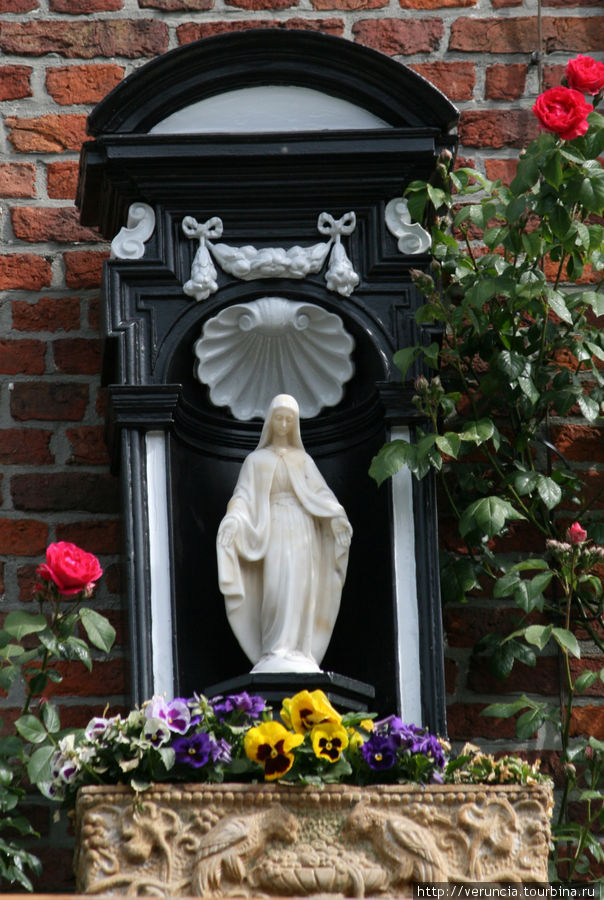 Богоматерь, украшающая балкон дома Брюгге, Бельгия