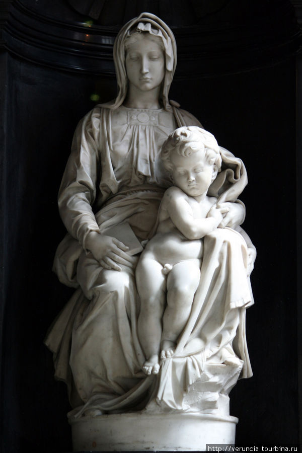Шедевр, выполненный в мраморе Микеланджело — Мадонна с младенцем Брюгге, Бельгия