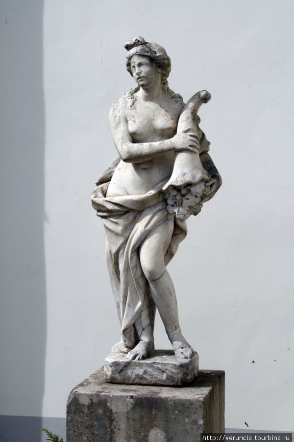 Такие скульптуры можно увидеть во дворах Брюгге, Бельгия