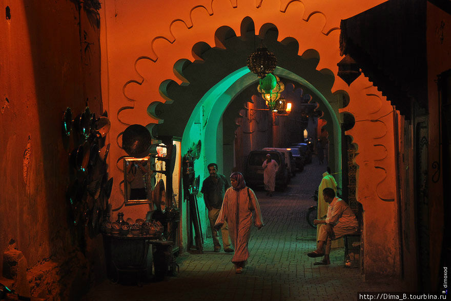 Марракеш круг хулиган. Марракеш ночью. Улицы Марокко ночь. Марокко вечер. Маленький Марракеш.