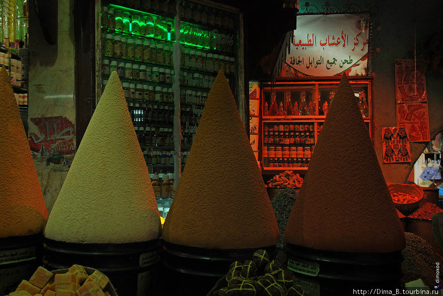 Специи на базаре Марракеш, Марокко