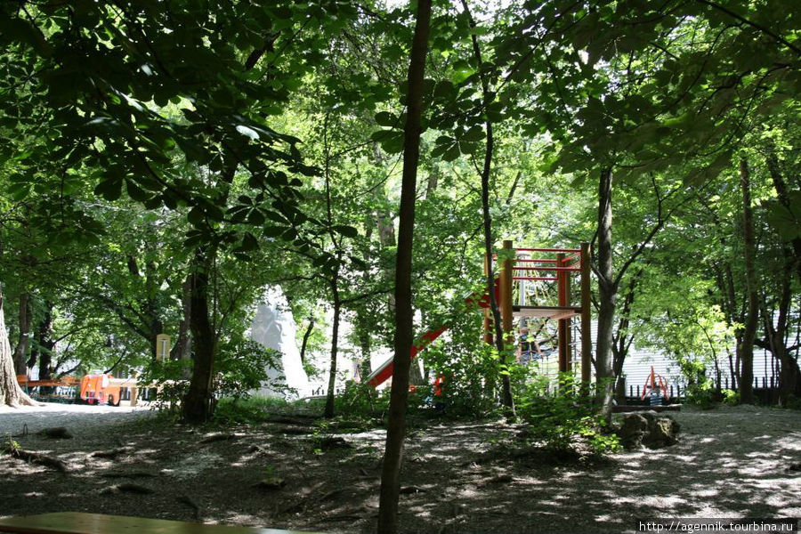 Детская площадка — практически в каждом биргардене, это место семейного отдыха Мюнхен, Германия