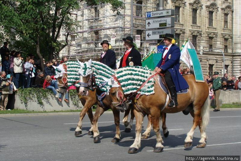 Каждый украшает лошадей как может Мюнхен, Германия