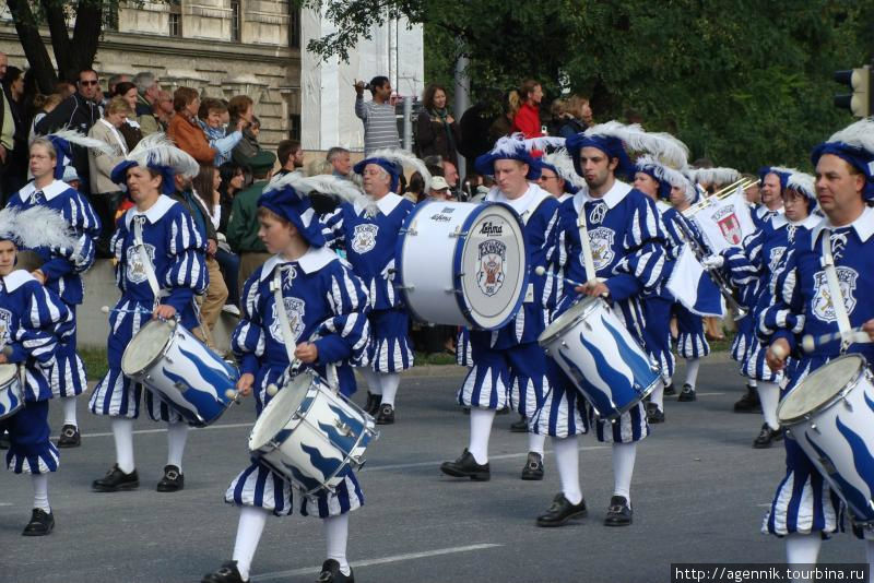 Барабанщики в традиционно баварском сине-белом Мюнхен, Германия