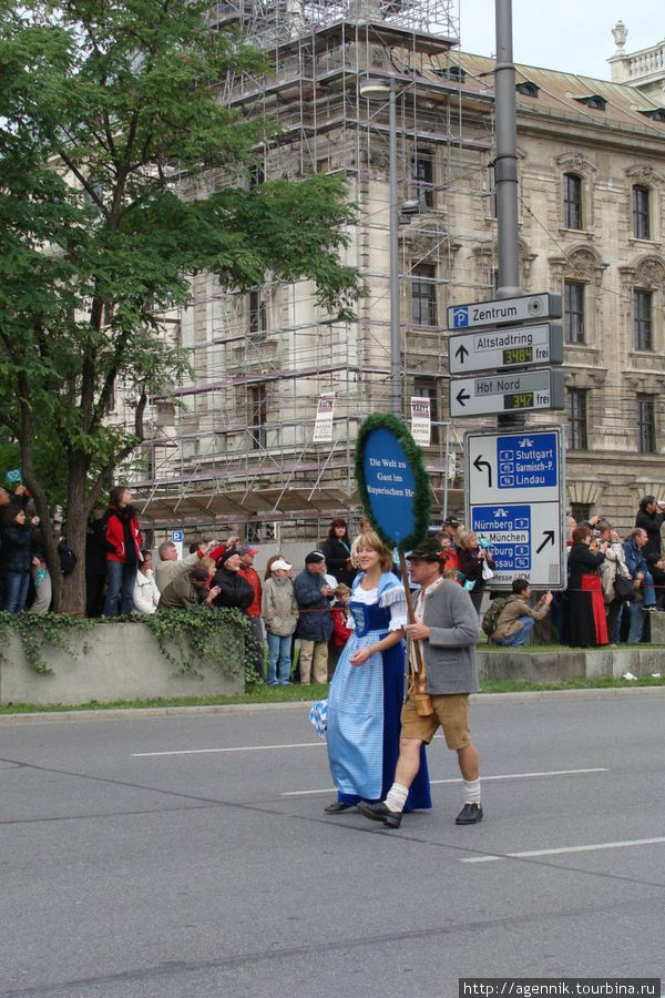 Трахт — национальный костюм. Мюнхен, Германия