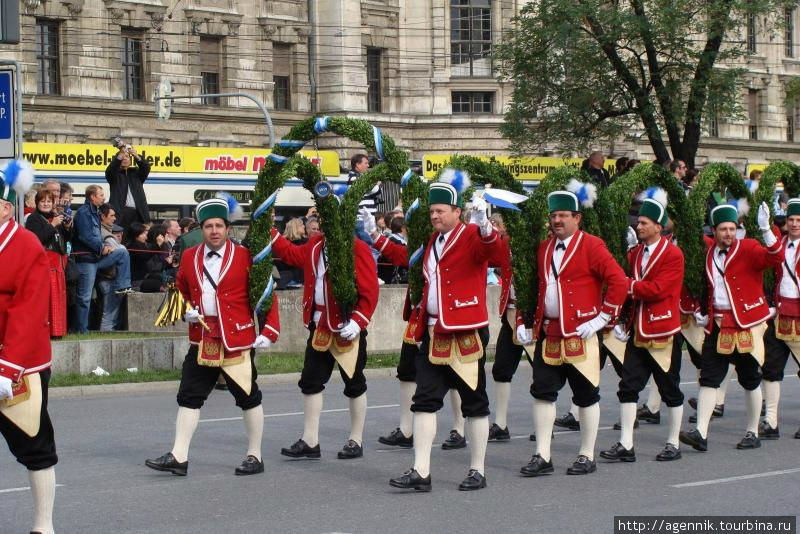 Традиционный наряд танцующих бондарей Мюнхен, Германия