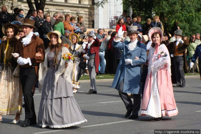 Традиционно идут горожане в костюмах прошлых веков Мюнхен, Германия