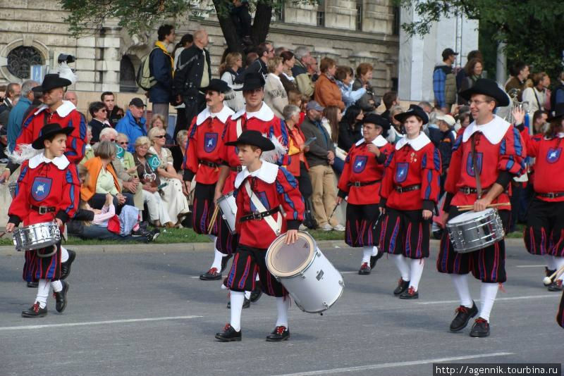 С юным барабанщиком во главе Мюнхен, Германия