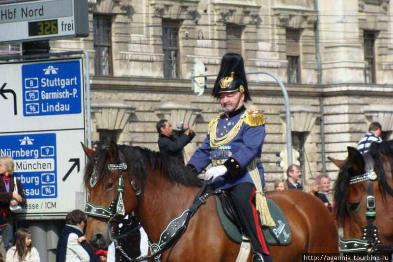И сейчас есть конная полиция, но костюмы не те Мюнхен, Германия