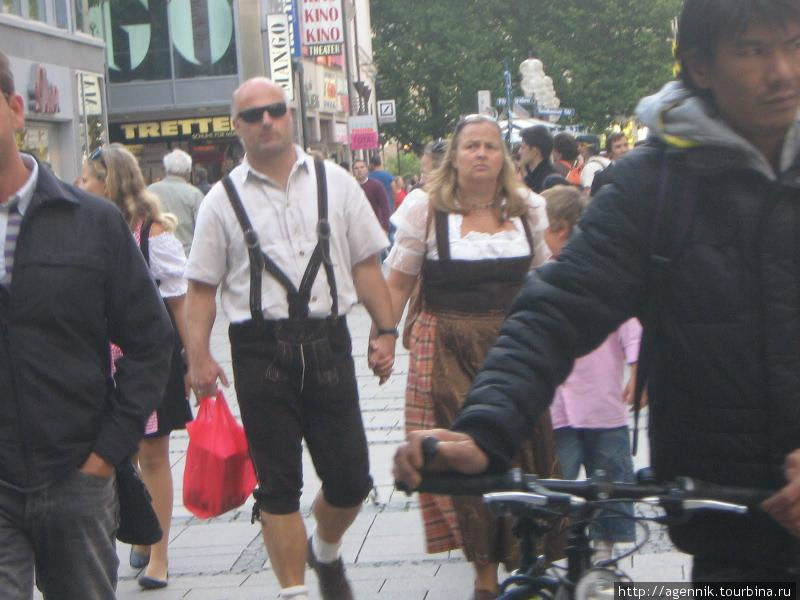 Людей в трахтах на улицах в это время много Мюнхен, Германия