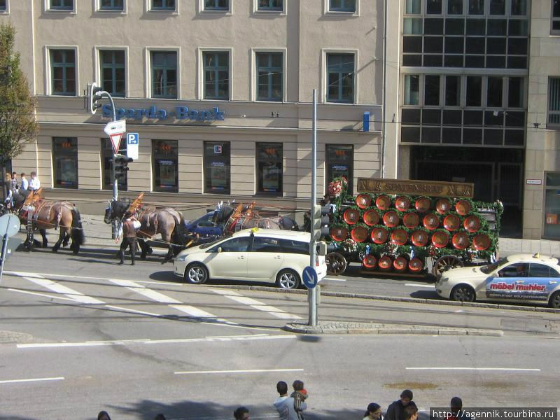 Пивовары увозят парадные бочки. Скоро закрытие Мюнхен, Германия