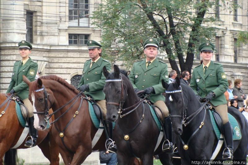 Конная полиция завершает парад Мюнхен, Германия