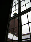 в окна виден большой двор Ратуши и башня с тремя коронами на шпиле.