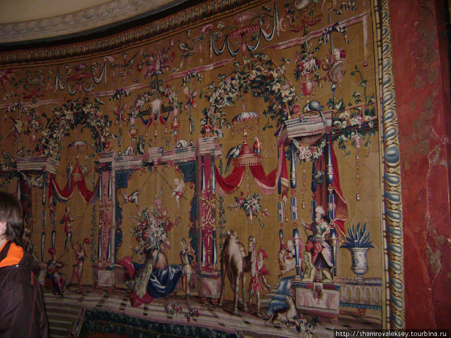 зал украшенный старинными гобеленами для беседы с шведским королём. Стокгольм, Швеция