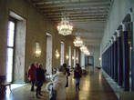 Южная галерея ратуши привлекает внимание двумя рядами колонн,...