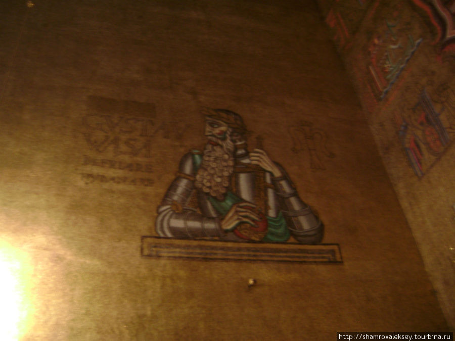 на другой стене зала изображение легендарного правителя Швеции Густава I Васа, также сложенное из ... Стокгольм, Швеция