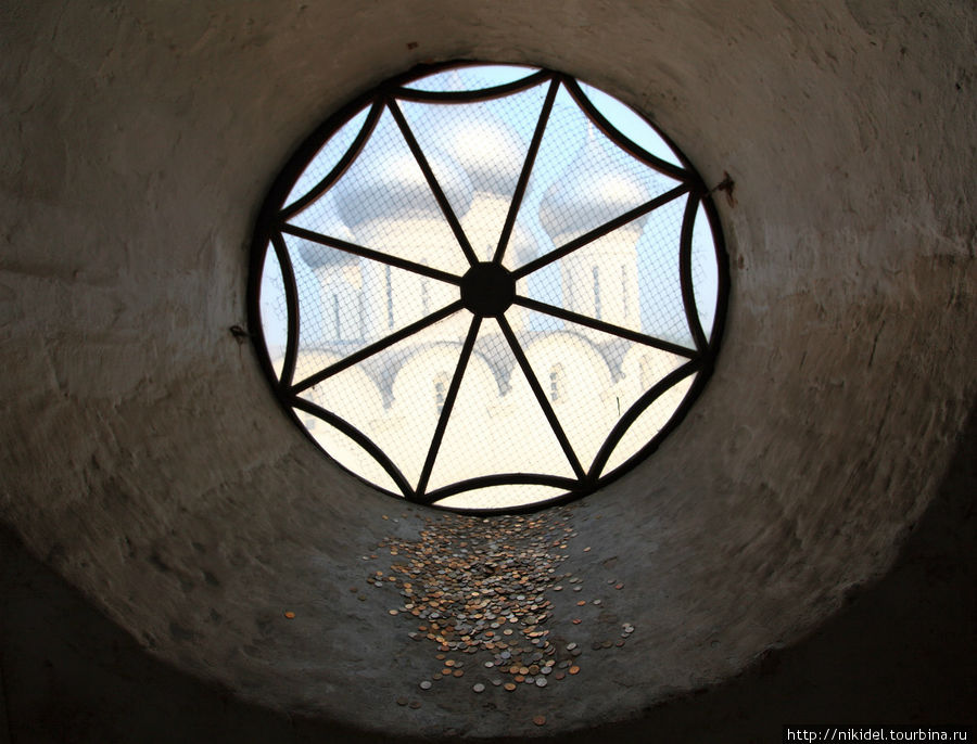 Монетки на счастье в колокольне Вологда, Россия