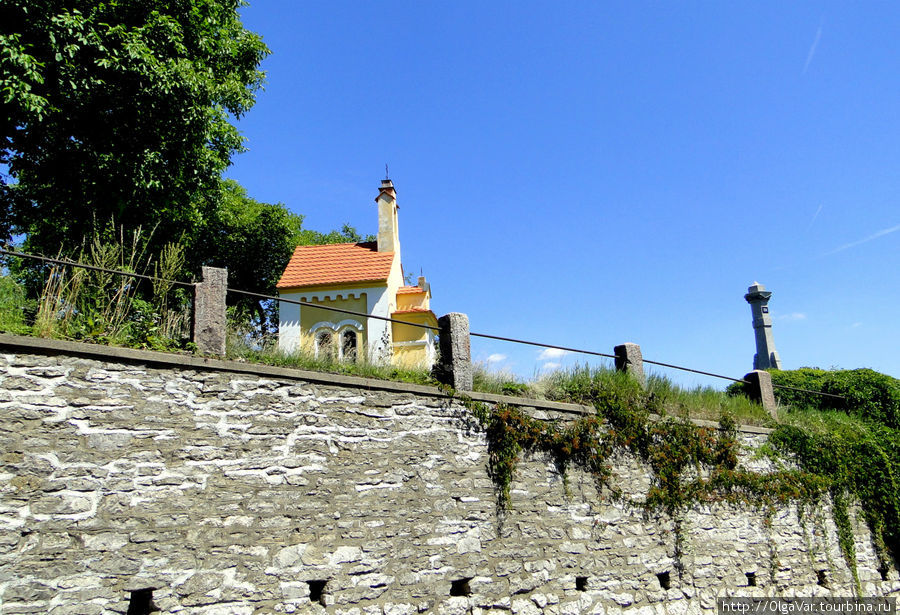 ...и маленькой церквушкой за оградой Среднечешский край, Чехия