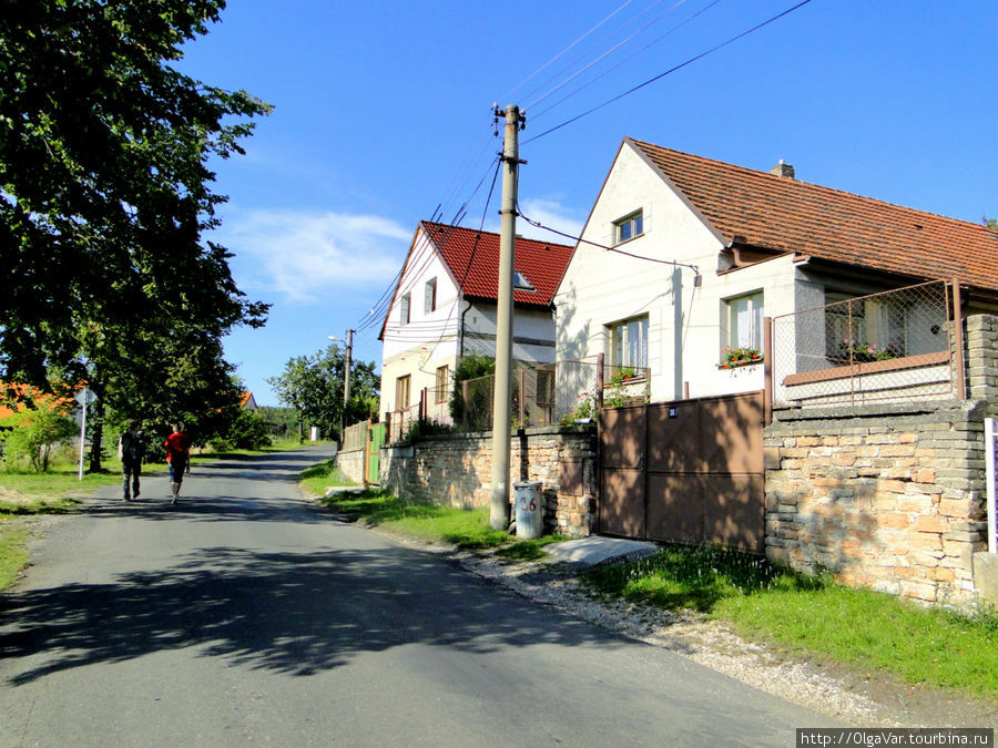 Дома все однотипные — белые с красными крышами Среднечешский край, Чехия