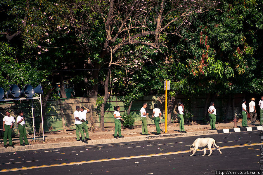 Как я уже говорил полиции не было практически нигде. Вдоль дороги стояли курсантки и курсанты и направляли потоки людей. Судя по зеленой форме они имеют отношение к вооруженным силам, но не к полиции. На вид им всем было не больше 20 лет. Совсем мелкие :-)))
Сравните с ОМОНом, патрулирующим такие мероприятия в нашей стране :-( Куба
