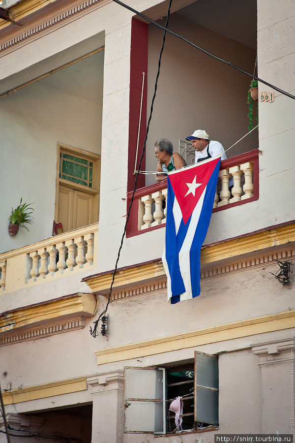 Все праздную по разному — кто-то вывешивает национальный флаг с балкона, а кто-то нижнее белье :-))) Куба
