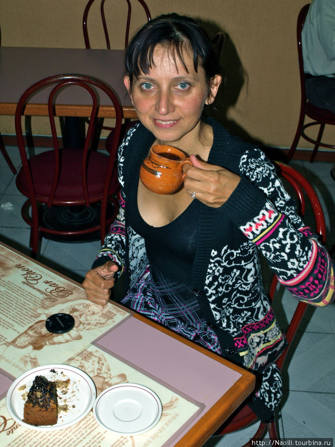 Я с удовольствием съела пироженное с цветами какого то дерева с ароматным мексиканским кофе Мехико, Мексика