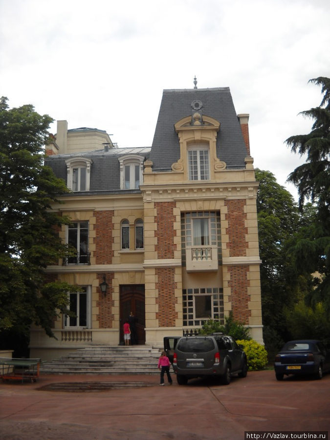 Аккуратное строение прямо как с картинки Нантер, Франция