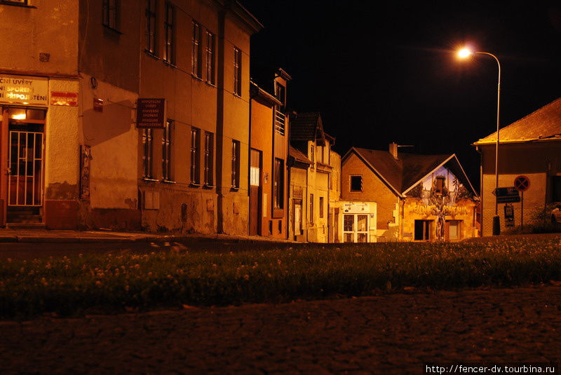 Пустынные ночные улицы Ржичан Ржичани, Чехия
