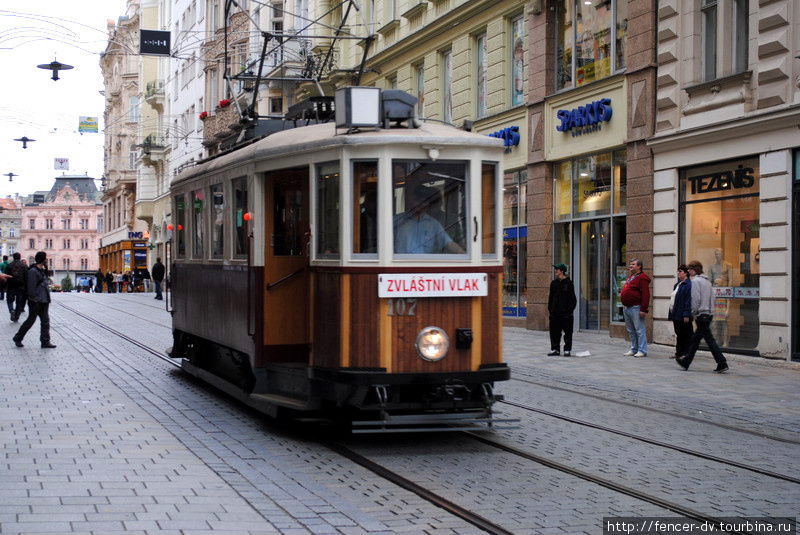 Иногда встречаются ретро-трамваи. Они используются в качестве туристического транспорта. Брно, Чехия