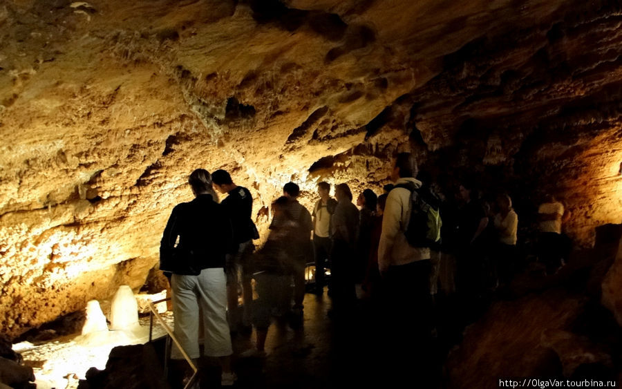 Внутри пещер достаточно прохладно (+10/12), так что лучше прихватить с собой что-то теплое Среднечешский край, Чехия