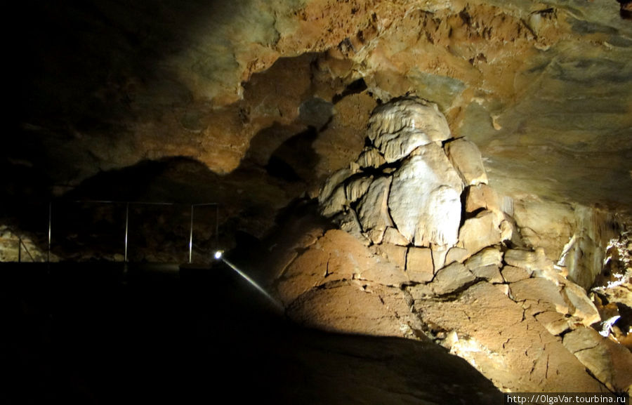 Один из исследователей Конепрусских пещер был не осторожен и упал в подобный колодец, но остался жив Среднечешский край, Чехия