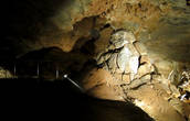 Один из исследователей Конепрусских пещер был не осторожен и упал в подобный колодец, но остался жив