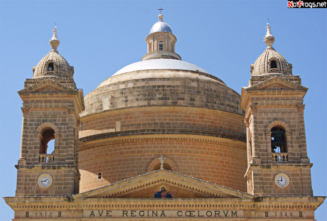 Слева часы для дьявола, справа — для нас Сент-Джулианс, Мальта