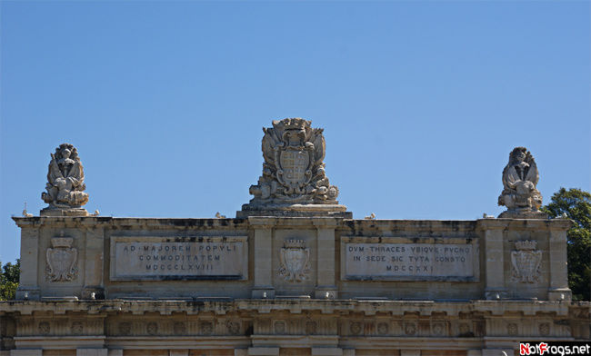 Верхушка ворот на въезде в Валетту Сент-Джулианс, Мальта