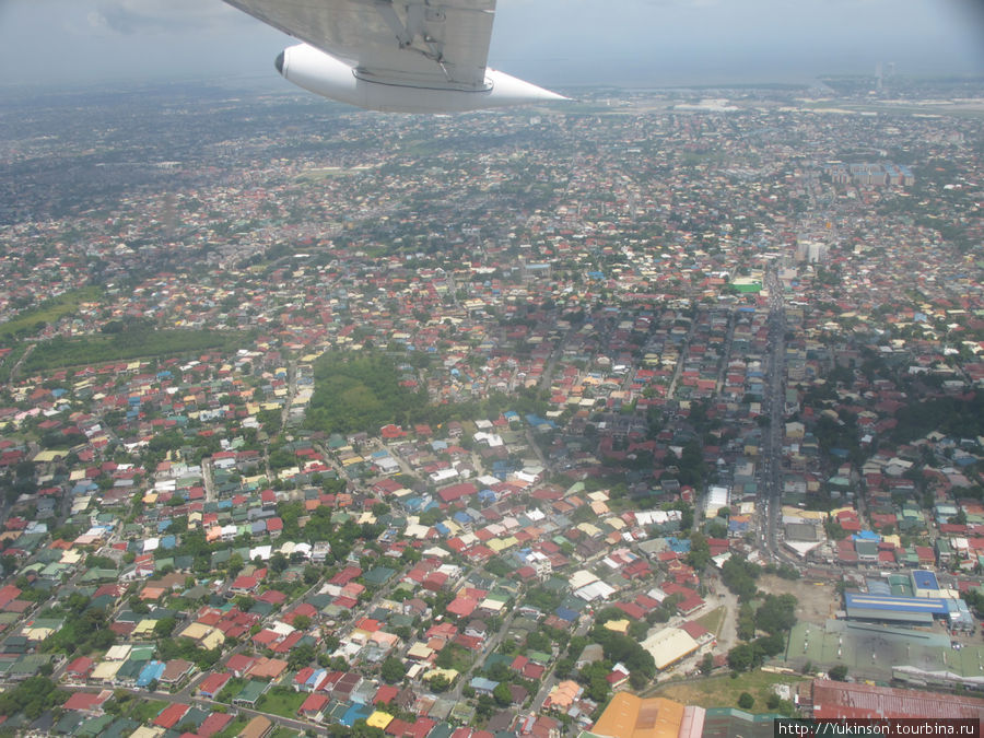 Манила из окна самолета Эль-Нидо, остров Палаван, Филиппины