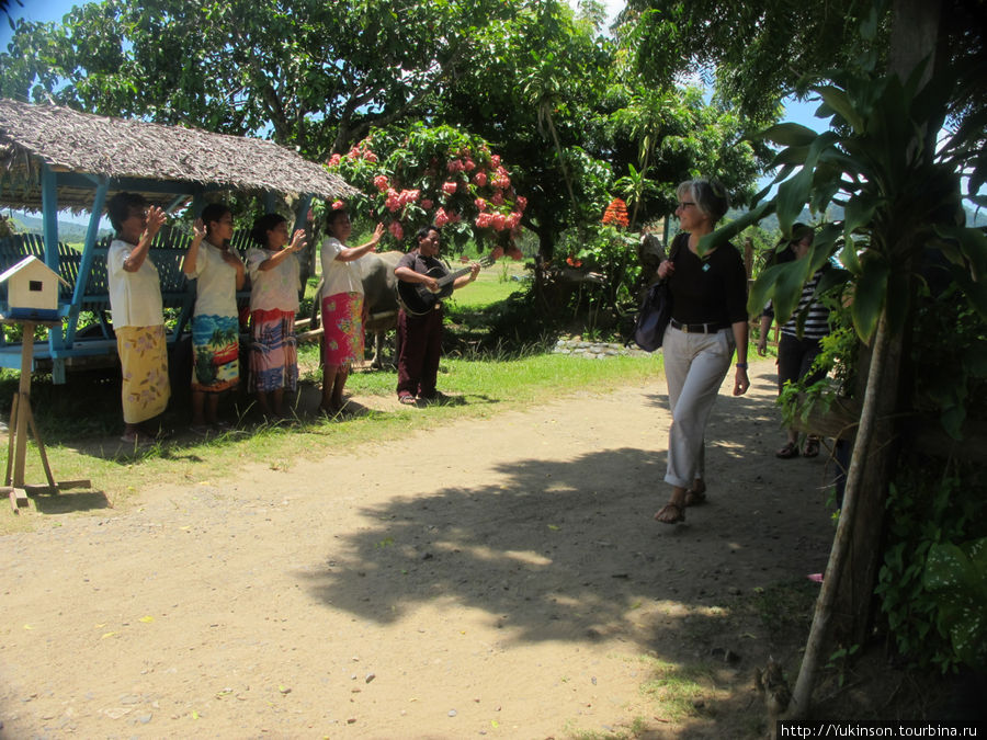 Только что сошедших с самолета местные жители встречают песнями Эль-Нидо, остров Палаван, Филиппины