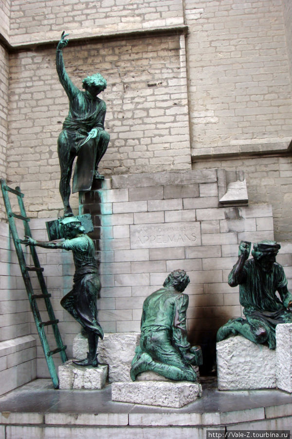 справа у входа памятник мастерам, которые его строили Антверпен, Бельгия