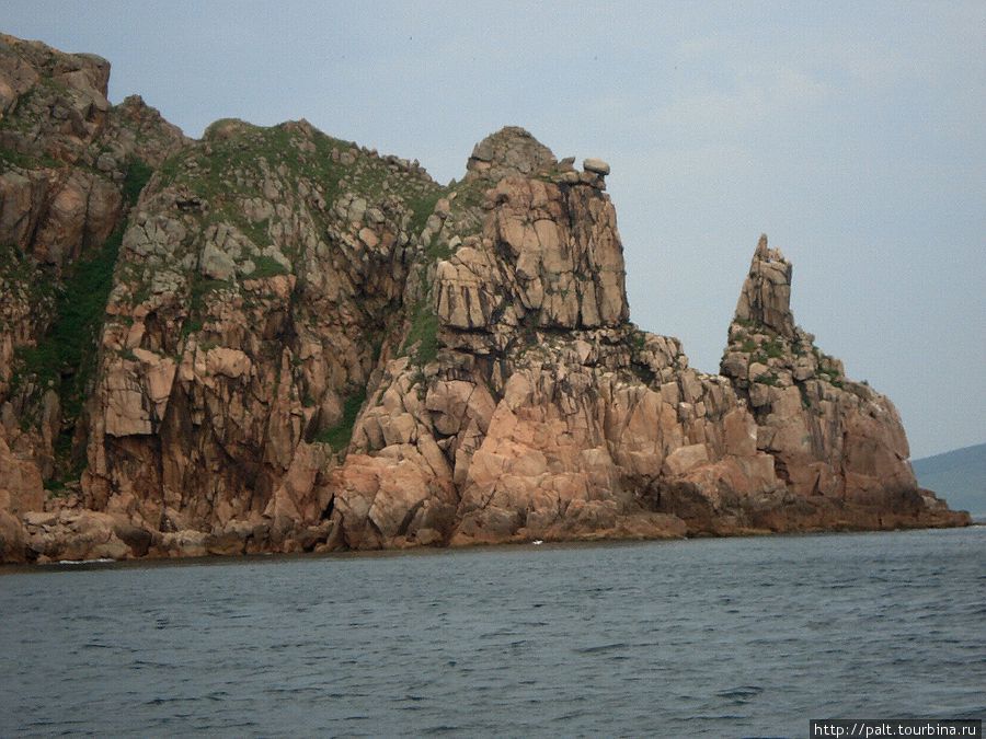 Скалы острова Рикорда остров, Россия