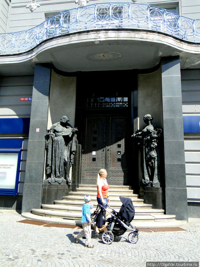 Вход в галерею современного искусства, здание построено в 1912 году Градец-Кралове, Чехия