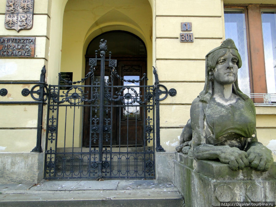 У здания педадогического университета города Градец-Кралове, Чехия