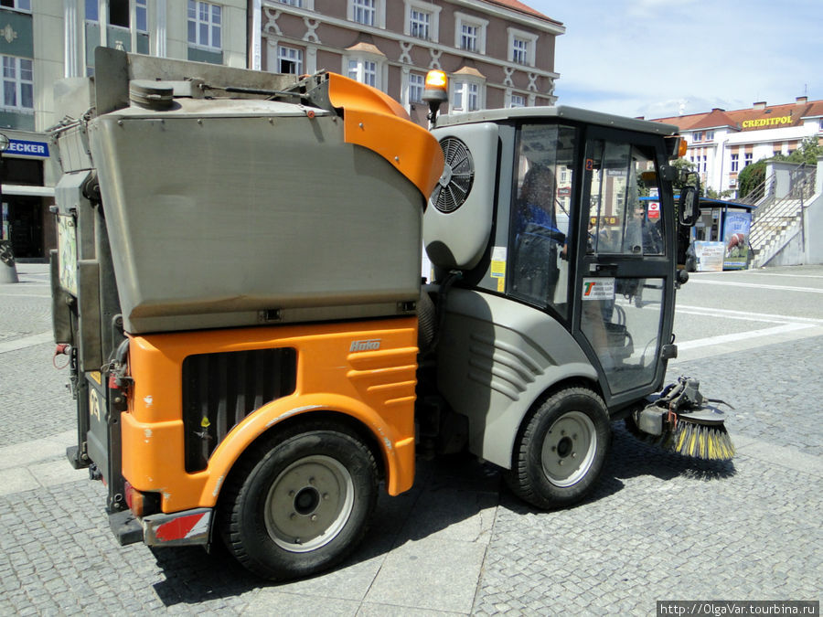 Вот такие мини-машинки чистят город, он действительно очень чистенький Градец-Кралове, Чехия