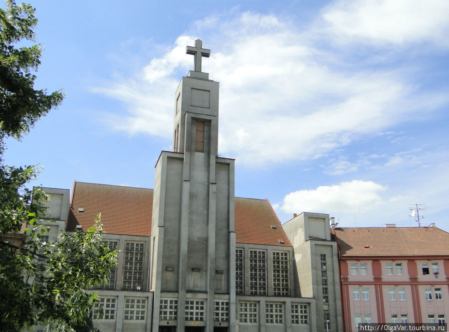 Современная церковь в стиле кубизма Градец-Кралове, Чехия