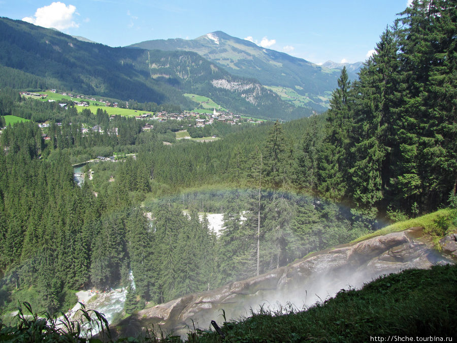 Вид на поселок с верхней площадки водопада Кримль, Австрия