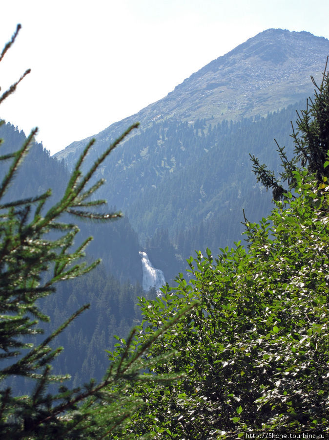 вид на один из каскадов водопада с деревушки Кримль, Австрия