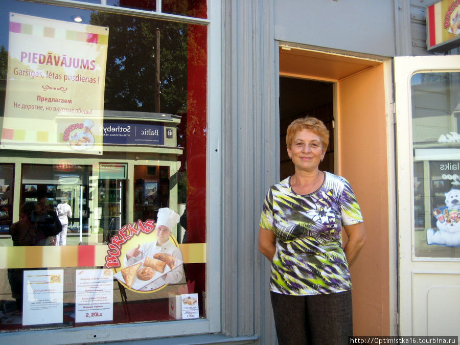 Хозяйка кафе Бурекас Людмила рада накормить гостей. Юрмала, Латвия