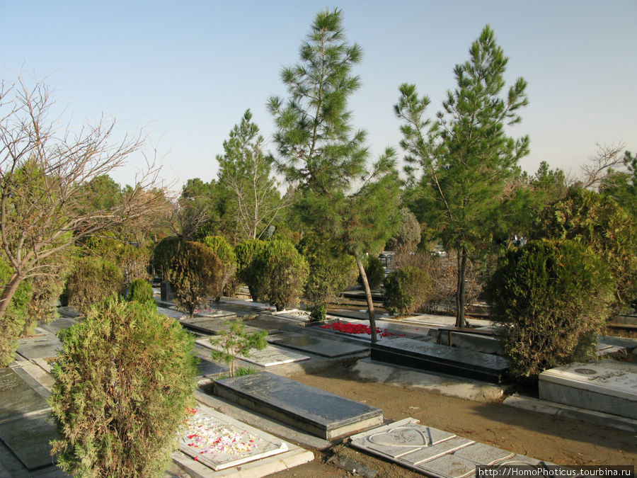 мусульманское кладбище возле мечети Хомейни Иран
